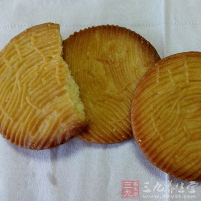 胃酸正常的人，可在饭间先吃两块小饼干再服