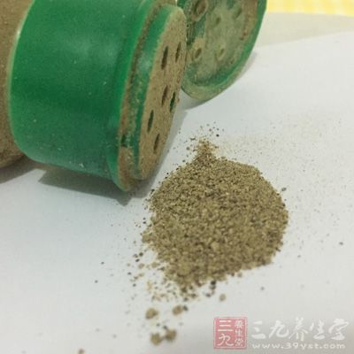 中型蕃薯2条，炸油适量，低筋面粉适量，胡椒粉适量