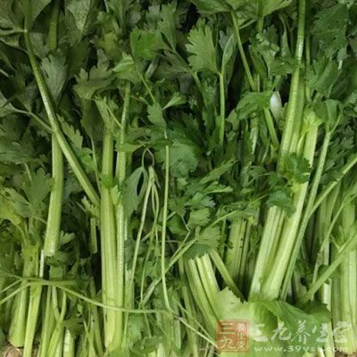 土豆2个，糯米粉50克，蛤蜊8两，芹菜叶少许，牛奶，盐，糖