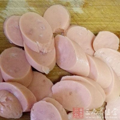 土豆泥300克，火腿肠60克，豌豆40克