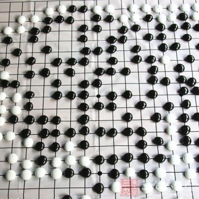 各棋子在棋盘上，与它直线紧邻的空点是这个棋子的 