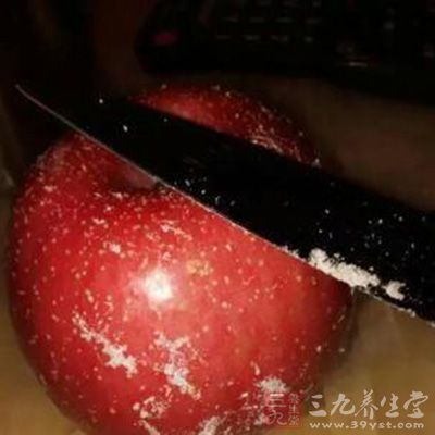 苹果是她在小区附近的流动摊位上买的 苹果是她在小区附近的流动摊位上买的