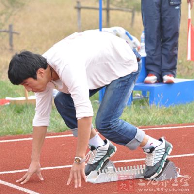 做有氧运动前充沛地将身体的潜在热能调整到预备状况