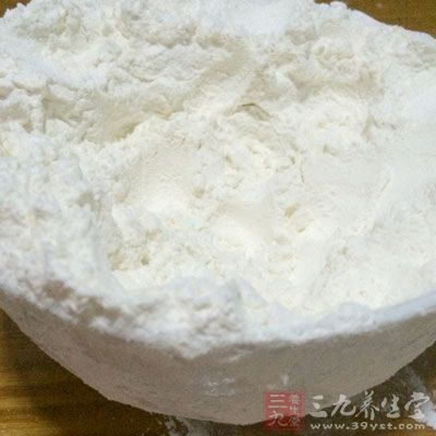 带皮五花肉500g，黄瓜，大葱各1根，面粉250g