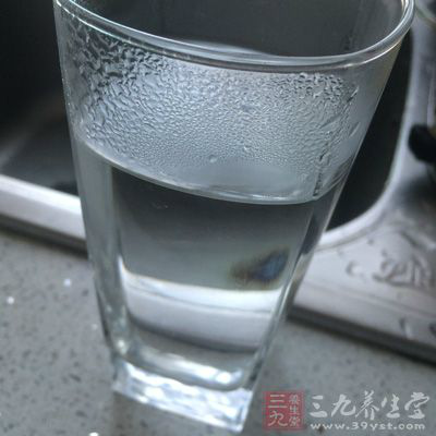 棉花球（或化妆棉）、冰水、冷的全脂牛奶