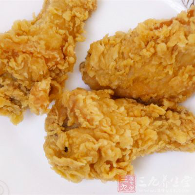 油炸类食物不但耗损体内的抗氧化物，也会加重原有的发炎反应