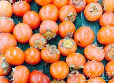 柿子具有清热化痰，以及清热生津的作用