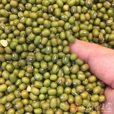 绿豆捣烂与茶叶加水煎沸后煮10分钟去渣