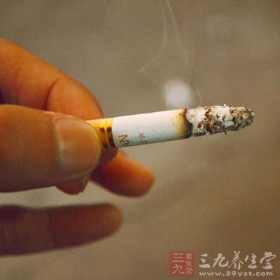 在生活中吸烟酗酒也会导致身体迅速的衰老