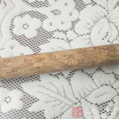 工具： 擀面杖、蓖子，竹子编的，叫法不一，功能一样，放饺子不容易粘底