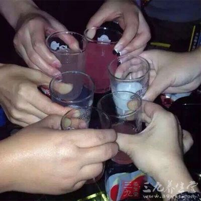 很多上班族人士下了班后都会去三五成群的喝两杯