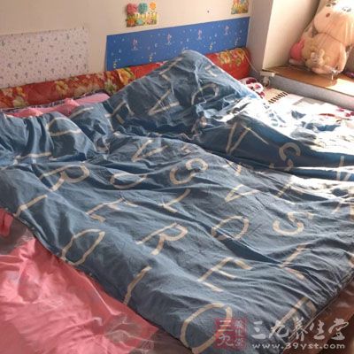 屋尘螨主要孳生于卧室内的枕头、褥被