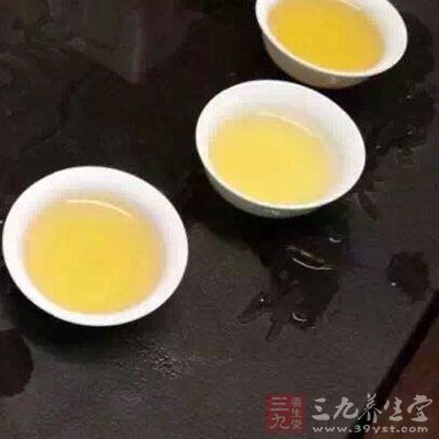 天气炎热时不想喝热的，那就把泡好的大麦茶放进冰箱