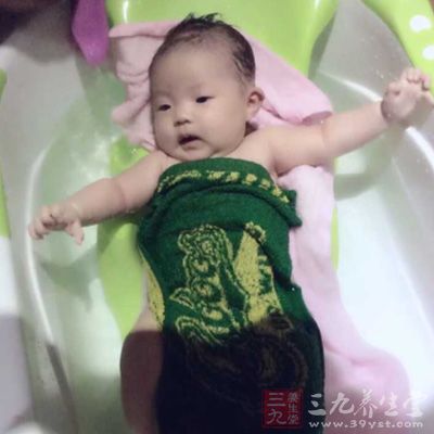 婴儿游泳是一项非常有利于婴儿健康的运动