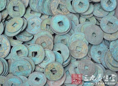 古銅錢(qián)五行屬金，銅質(zhì)吸收氣場(chǎng)的力量比金銀還好