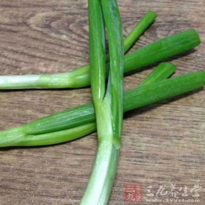 豆芽打底，虾和高汤入干锅或火锅，撒葱段即可食用