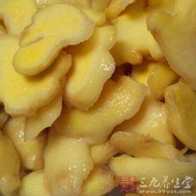 青鱼(或草鱼)1条(约700g)，大葱5段，姜片4片，生抽