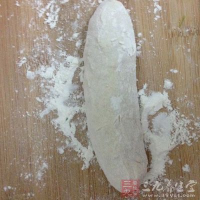 將面團切半(易干，先包一半)，剩下的仍舊用保鮮膜包好