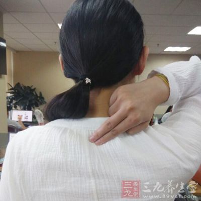 左右旁开两指宽处 左右旁开两指宽处