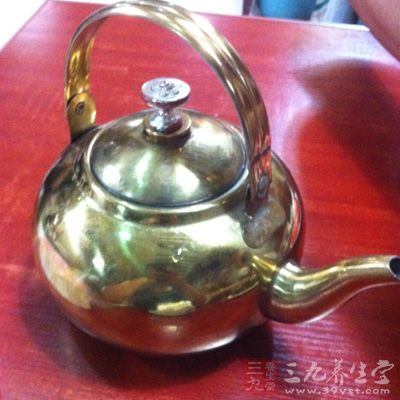 蒙古族每天离不开茶,除饮红茶外,几乎都有饮奶茶的习惯