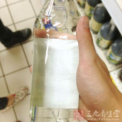 用白醋将棉花沾湿