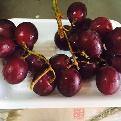 葡萄中含有的丰富的铁元素可以帮助其有效补充气血