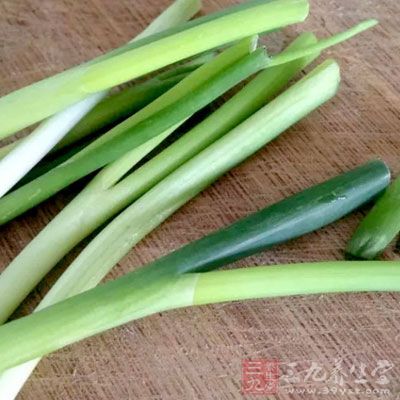 土豆，青辣椒，五香粉，盐，小葱，食油，面粉