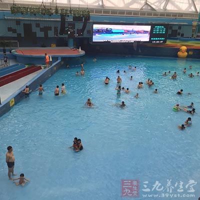 头部入水前应先深吸气，入水后用鼻呼气