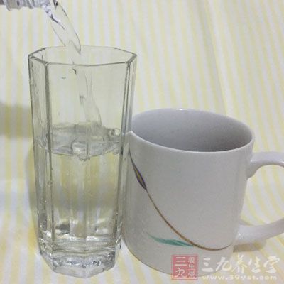 清水、泡菜盐，60-80克盐、大料(八角)