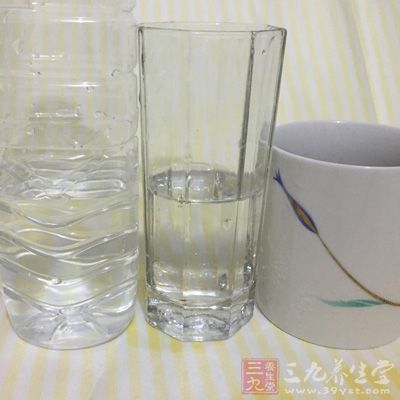 黑巧克力50克、牛奶100ML、清水50ML