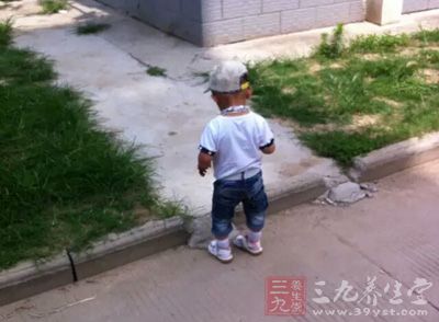 2岁男童患罕见粘多糖病走路像老头