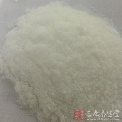 在手掌上撒一大匙粗盐，直接按摩腹部