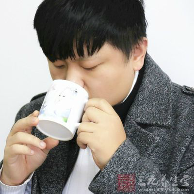 每天早晨的第一件事就是打開飲水機沖一杯溫的淡鹽水