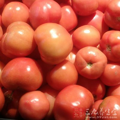 一个中等大小的西红柿，只有四十卡路里的热量