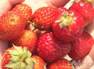 如果你觉得你一定要吃点甜食，这些树莓、草莓、黑莓和蓝莓就是你最好的选择