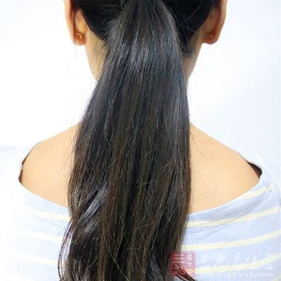 有人以为头皮屑的出现是因为不够卫生,所以过度洗涤 有人以为头皮屑的出现是因为不够卫生,所以过度洗涤