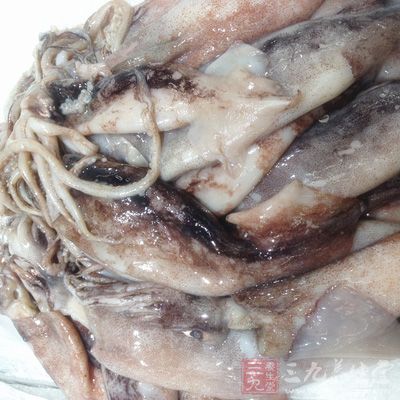 把魷魚(yú)放入加有一百克白醋的水中浸泡三分鐘