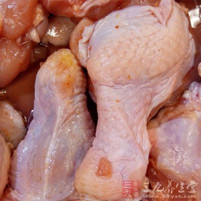 鸡腿肉去骨、切丁后，放入腌料中腌渍30分钟