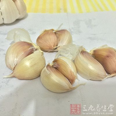 取大蒜2-3瓣，拍碎，放入碗中