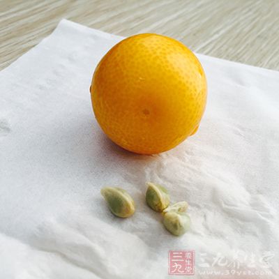 在橘子底部中心用筷子打一个洞，塞一些盐