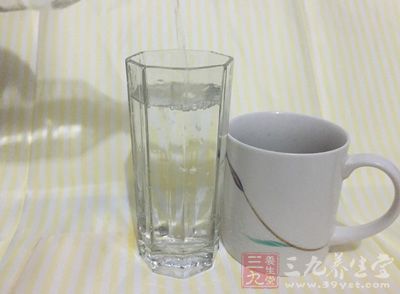 低筋面粉70克，奶油50克，水40克