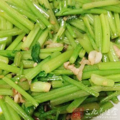 鮮茨菇300克，芹菜、蒜苗各200克