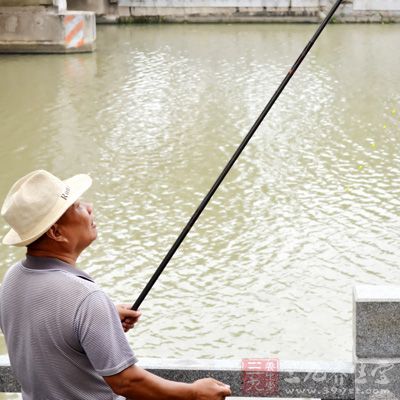 中年人可通过培养欣赏音乐、书法绘画、养花垂钓等兴趣和爱好