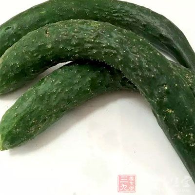 多吃些清火食物，如黄瓜