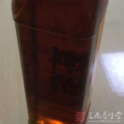 里脊肉切丝后，用一小勺蚝油和一点料酒拌匀