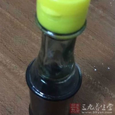 接着放入适量的香油