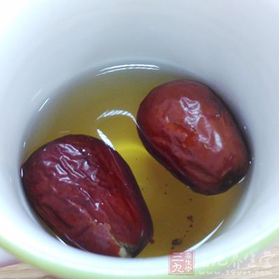 早上长期饮用红枣泡的水能很好的改善其贫血的症状