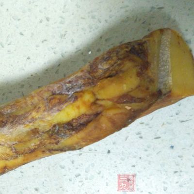 一些农家开始动手做香肠、腊肉