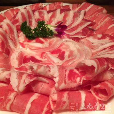 羊肉温热，含蛋白质、脂肪、糖、钙、磷、铁、维生素(A、B)等