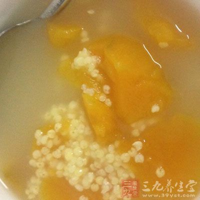 出锅前加入葡萄干、枸杞